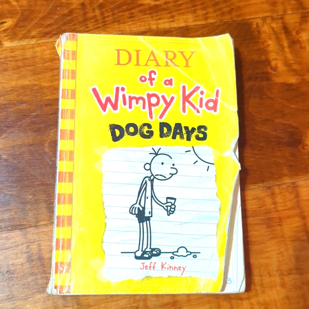 Diary of a Wimpy Kid Dog Days paperback (Free with any book purchase)